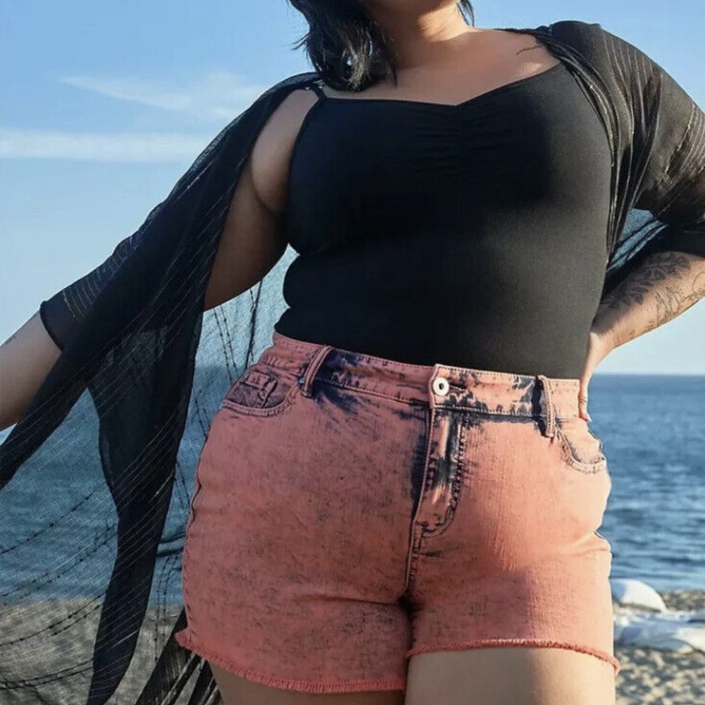 Torrid Acid Wash Vintage Stretch Mid-Rise Short 24